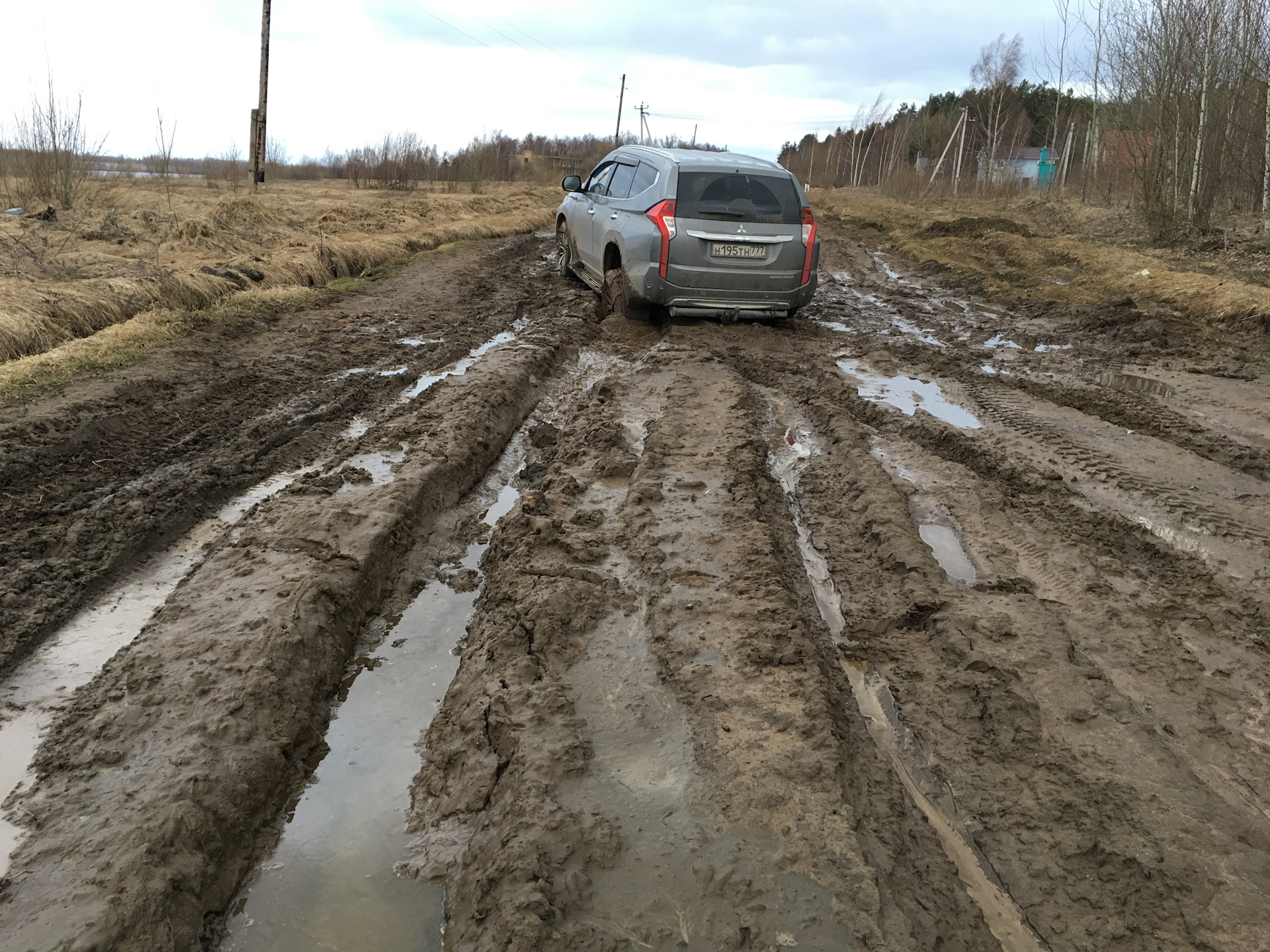 Волга буксует по грязи