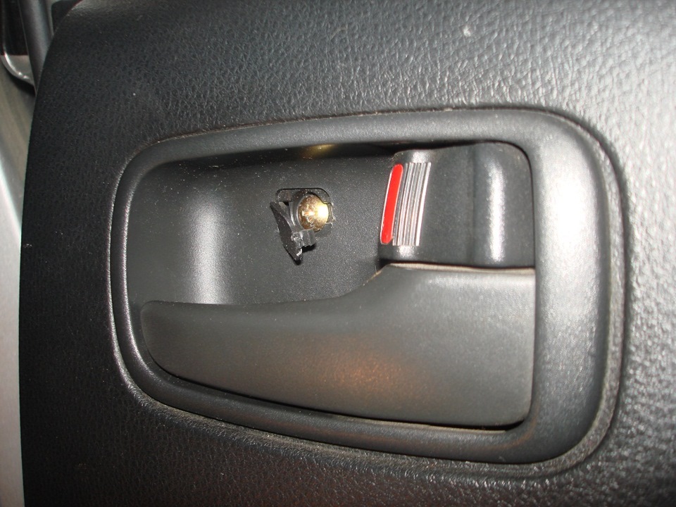 Двери мицубиси аутлендер 3. Outlander XL 3 ручка открытия бака. Кнопка для открывания двери Аутлендер-3. Кнопка замка двери Аутлендер-3. Кнопка для открывания передней двери на Аутлендер 3.