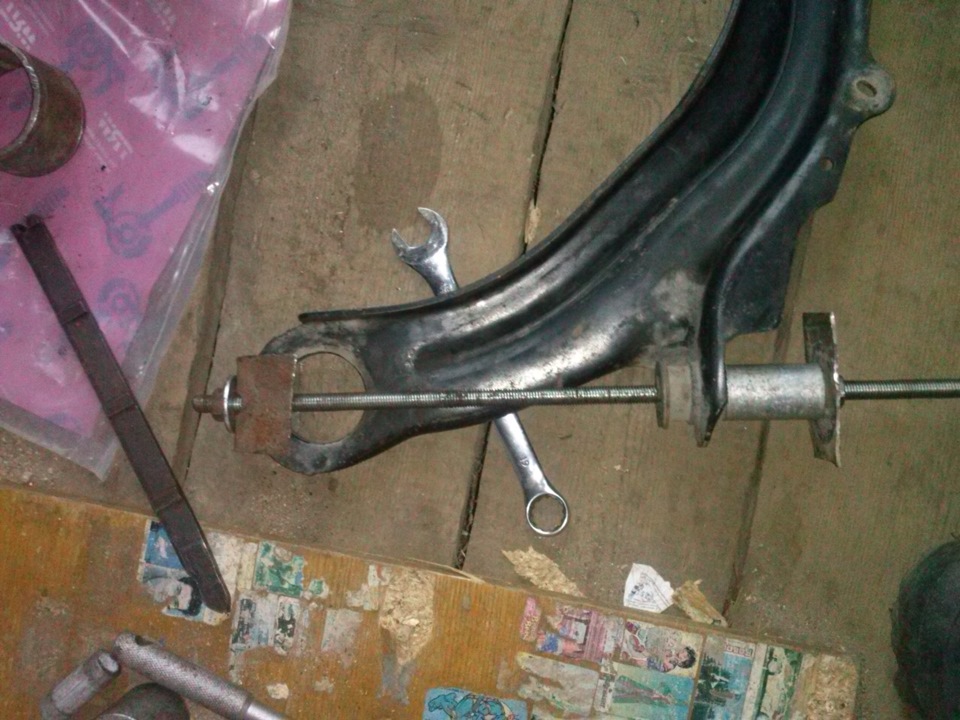 Выпресовка сайлетблоков рычагов. — Renault Megane II, 1,4 л, 2005 года ...