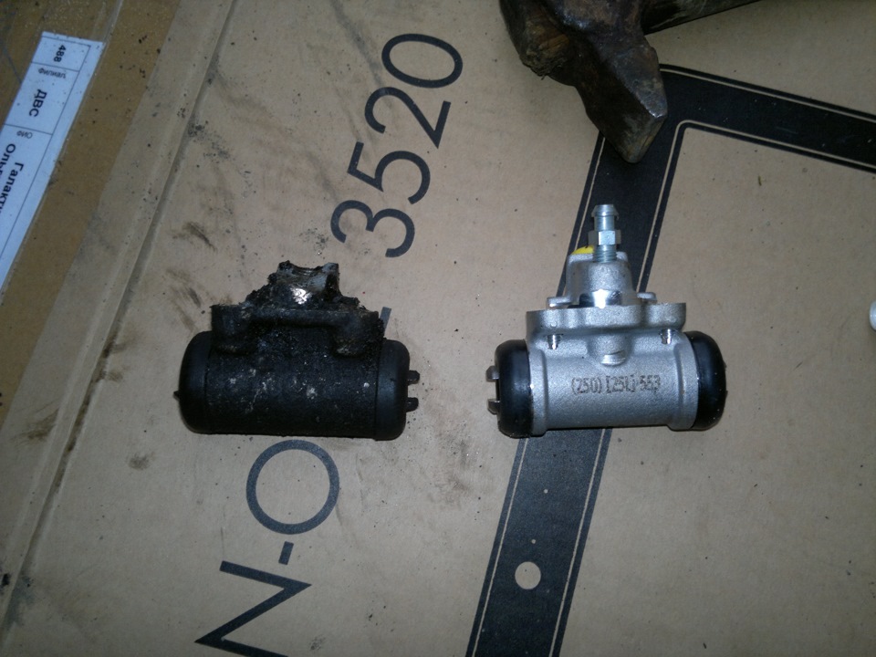 снимаем старый тормозной цилиндр, новый вроде похож))) — Nissan 100 NX