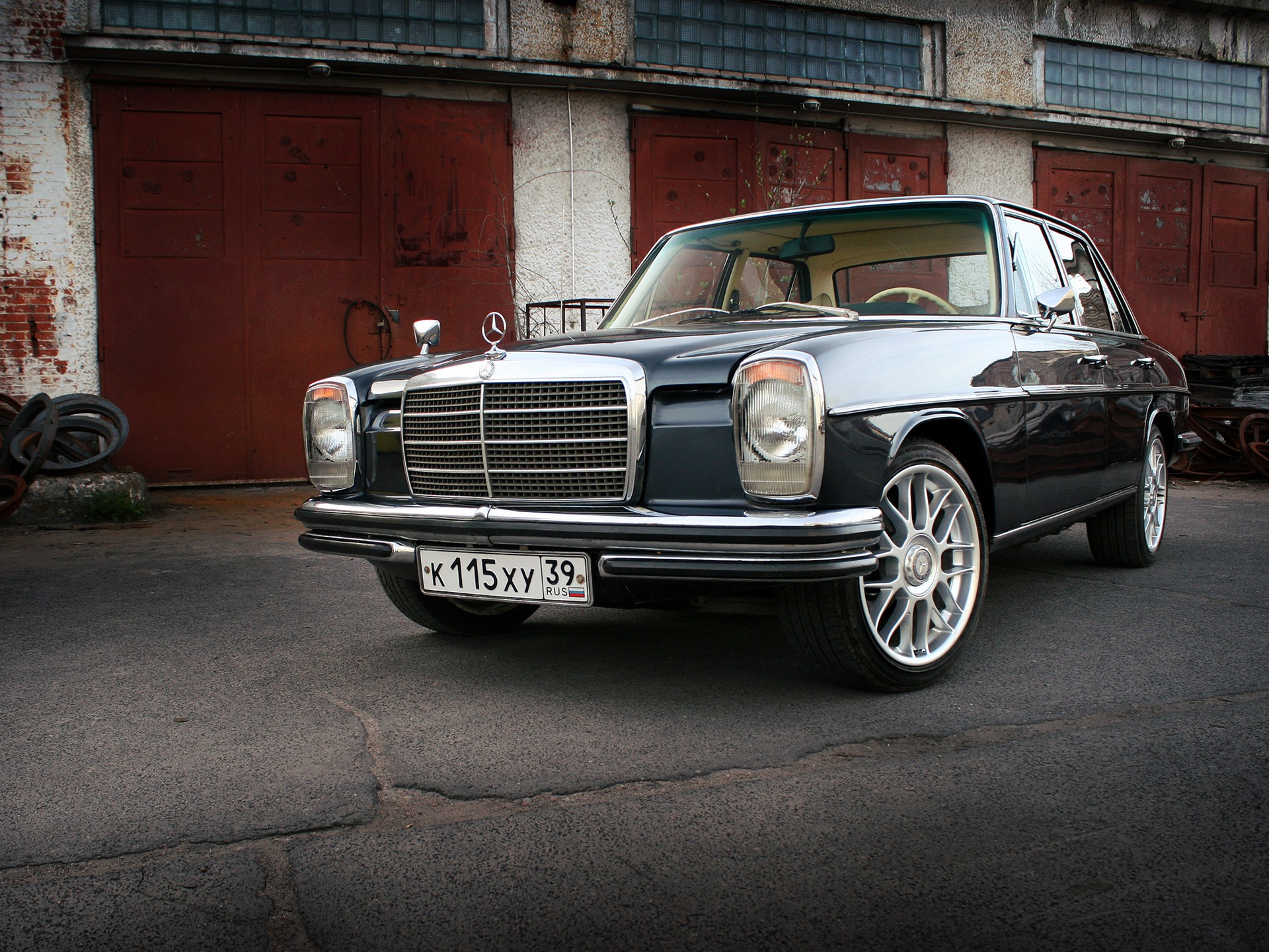 Машина дня или девочка на высоких каблуках — Mercedes-Benz W115, 2,2 л,  1973 года | фотография | DRIVE2