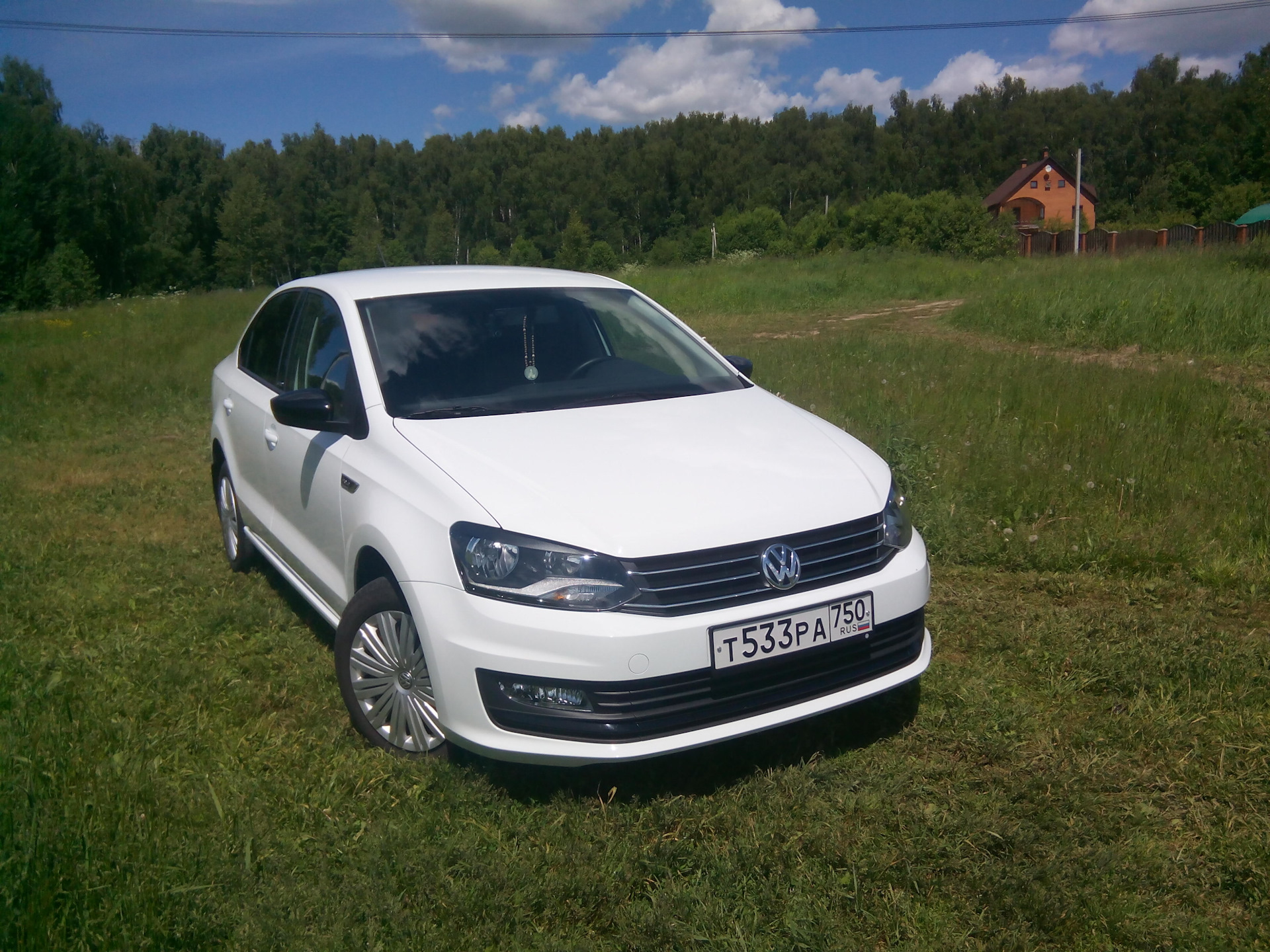 Поло седан 1.6. Фольксваген поло Life 2017. VW Polo sedan 2017 Life. Фольксваген поло лайф 2017. Поло седан лайф 2017 белый.