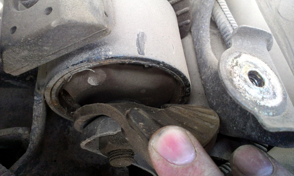 23: Замена клемм аккумулятора и небольшая чистка под капотом) — Toyota ...