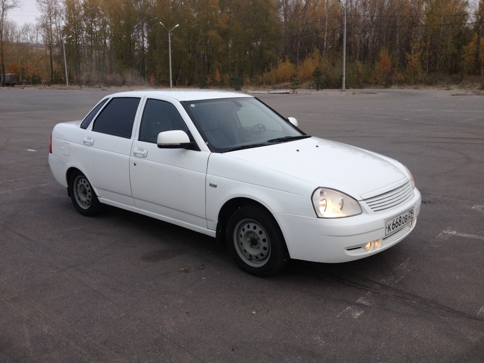 Lada Приора белая