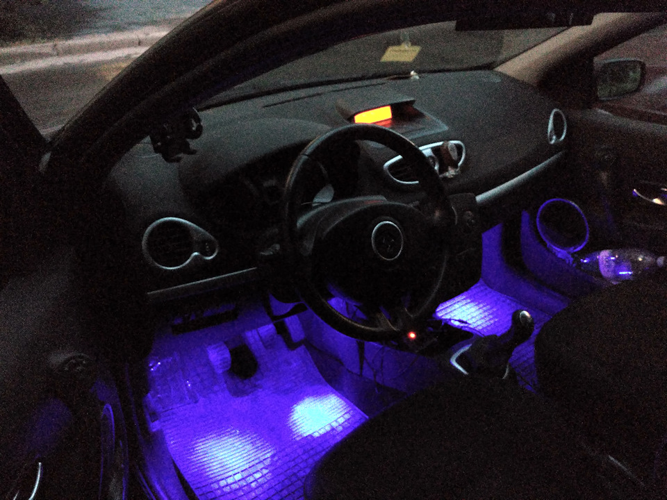 Подсветка в ноги — Renault Clio III, 1,6 л, 2007 года | стайлинг | DRIVE2