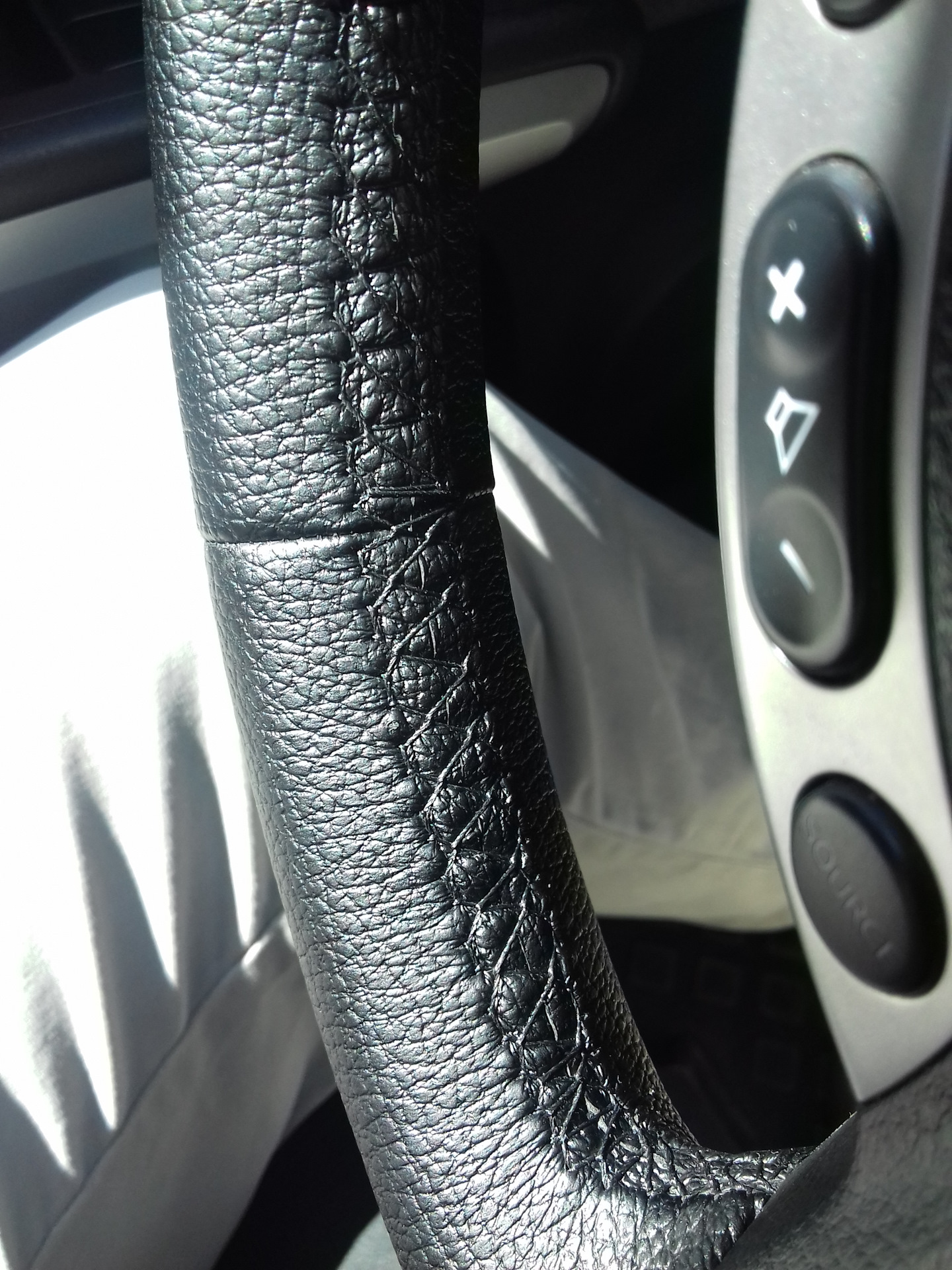 Перетянуть руль кожей. Экокожа наппа на руль. Перетяжка руля кожей. Шов на руле. Кожа nappa ix35 торпедо.