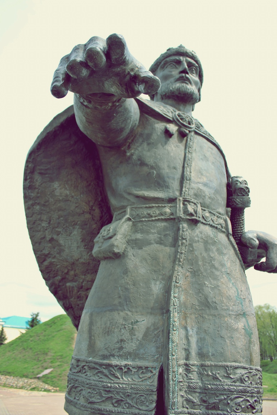 Сергиев посад дмитров. Памятник Долгорукому в Дмитрове. Статуя Юрия Долгорукого в Дмитрове. Юрий Долгорукий Дмитров. Памятник Юрию Долгорукому в Дмитрове рисунок.