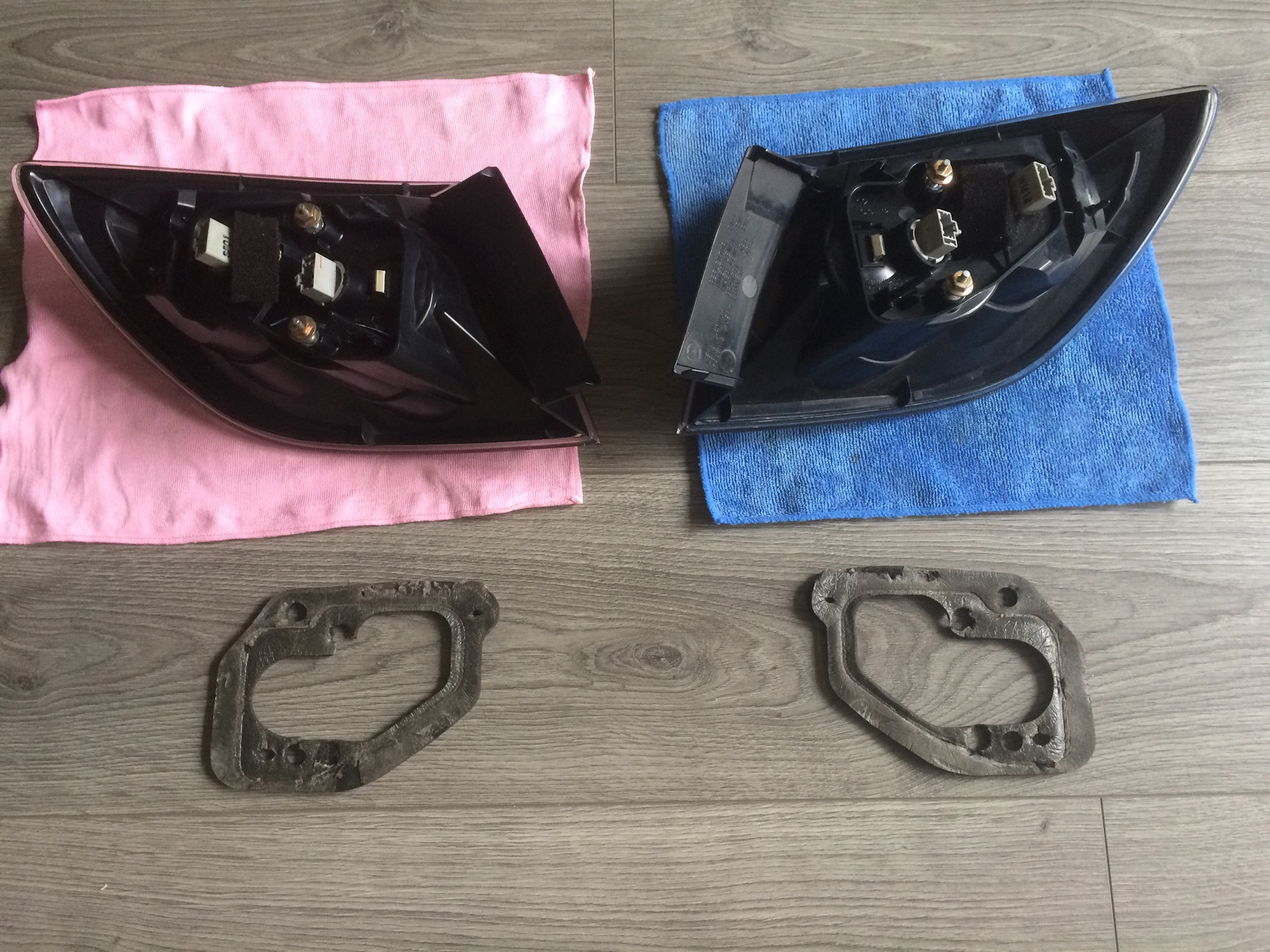 Замена лампочки задней фары слева - Mazda Demio (2G), 1,5 л, 2005 года своими ру