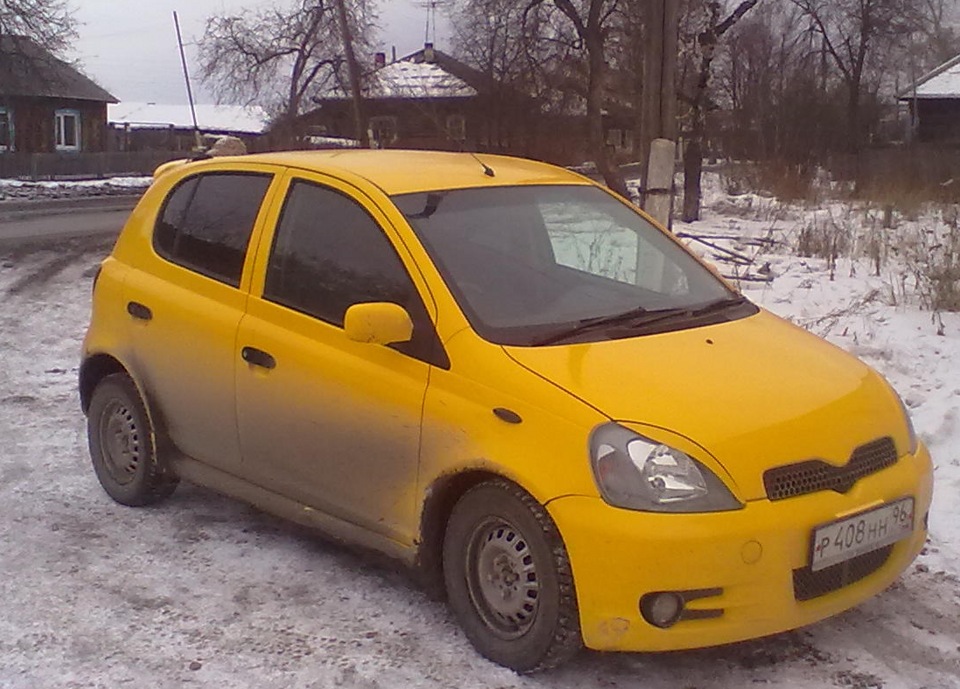 Toyota vitz 2000 года. Toyota Vitz 2000. Toyota Vitz 2000 желтая. Тойота Витц желтая. Toyota Vitz 10.