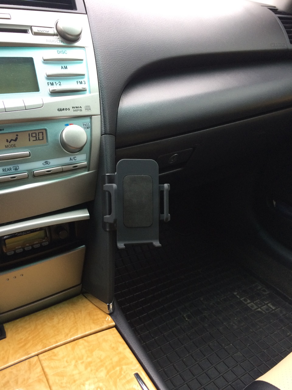 Держатель для iPhone 5/5S — Toyota Camry (XV40), 2,4 л, 2007 года |  аксессуары | DRIVE2