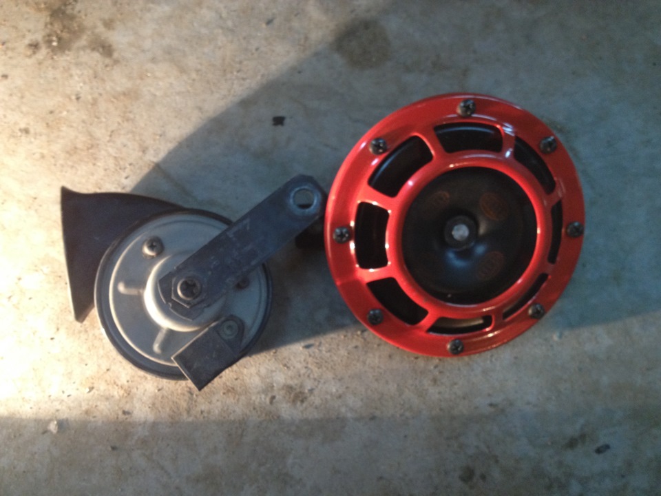 газель некст штатный звуковой сигнал. крепление сигнала. гудок от волги форд фокус 2. крепление звукового сигнала ваз 2108. кронштейн крепления волговских сигналов.