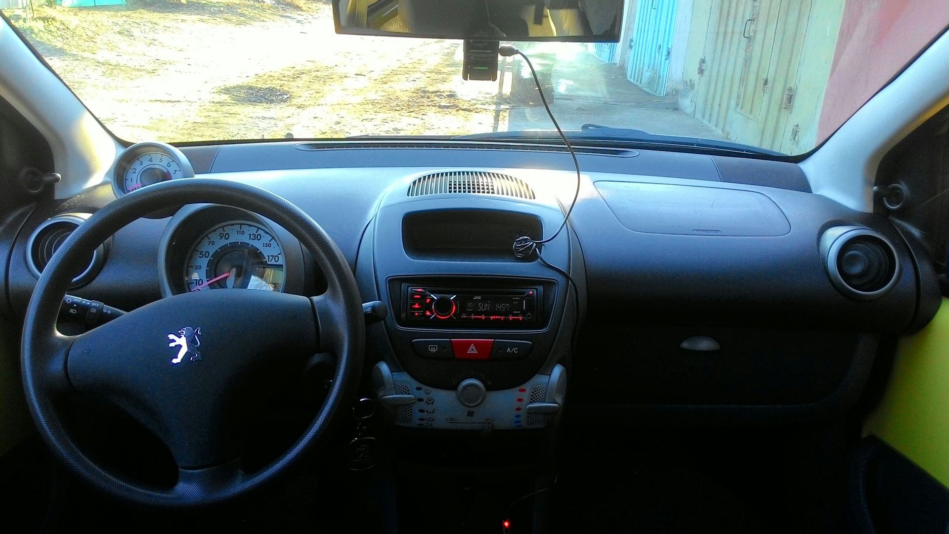 Как снять магнитолу пежо 107 Замена штатной магнитолы Peugeot 107, 1 л, 2013 года аксессуары DRIVE2