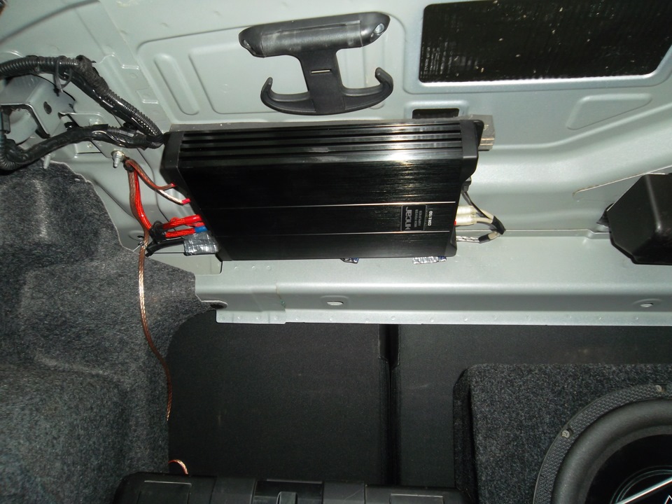 Как правильно установить усилитель. Крепление усилителя в Polo sedan. Saab 9-3 штатный усилитель в багажник. Усилитель звука поло седан. 2 Канальный усилитель под сиденье в поло седан.