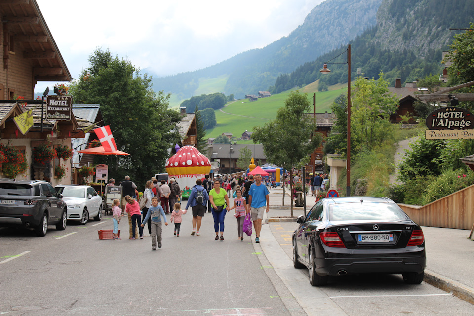 Рейнджи, Мерседесы, Ауди, Нивы. :D В целом автопарк здесь намного качественнее городской Франции — Audi A4 (B9)