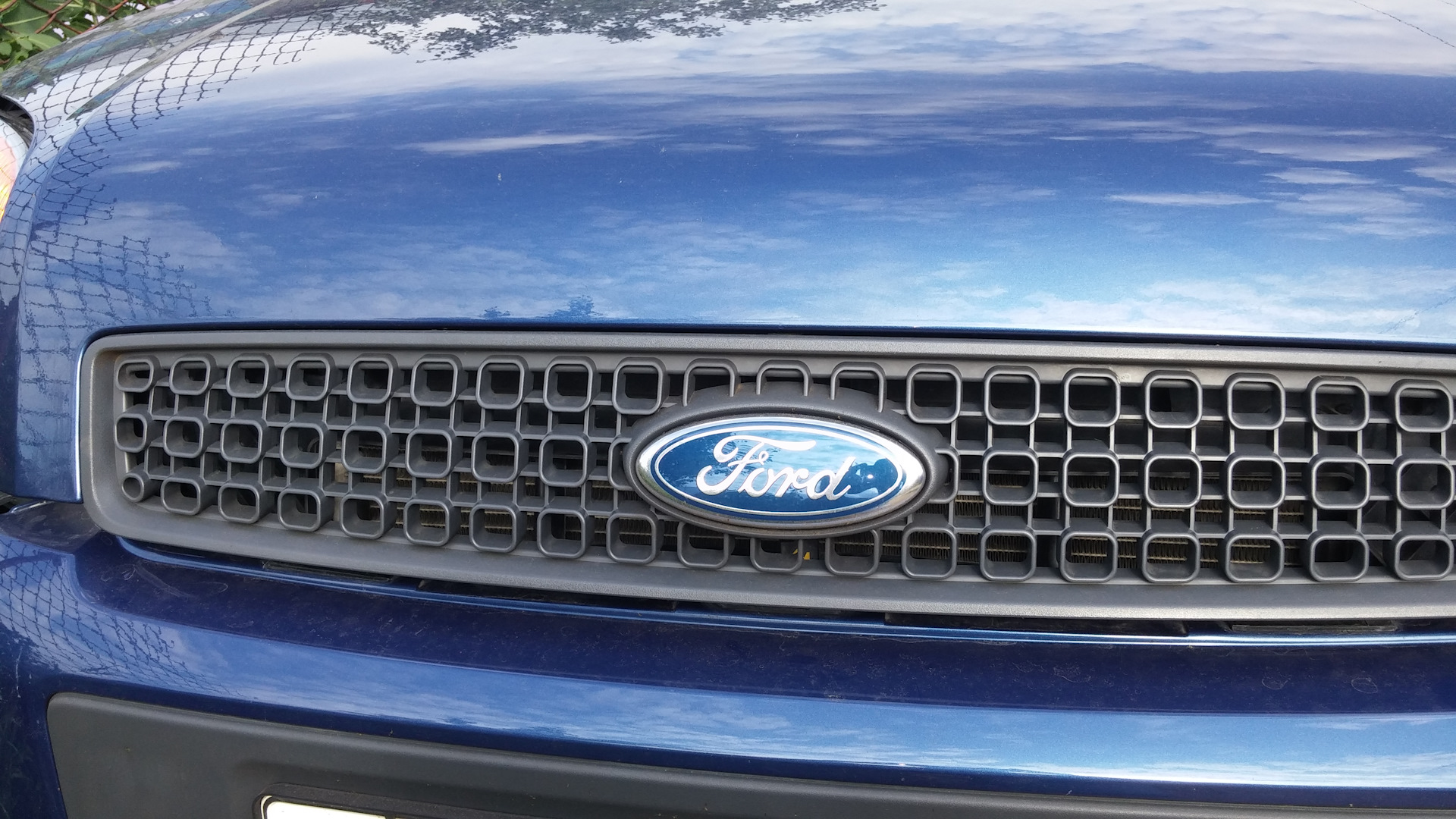 Как снять решетку радиатора форд фьюжн Ремонт решетки капота - Ford Fusion, 1,4 л, 2007 года своими руками DRIVE2