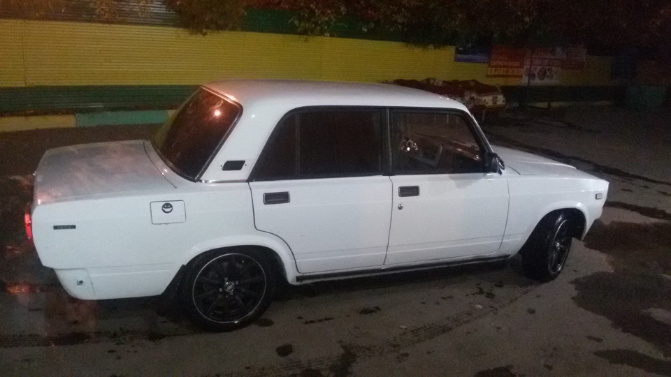 Взглянул на лобовое стекло и ужаснулся, одни мошки, решил помыть ...