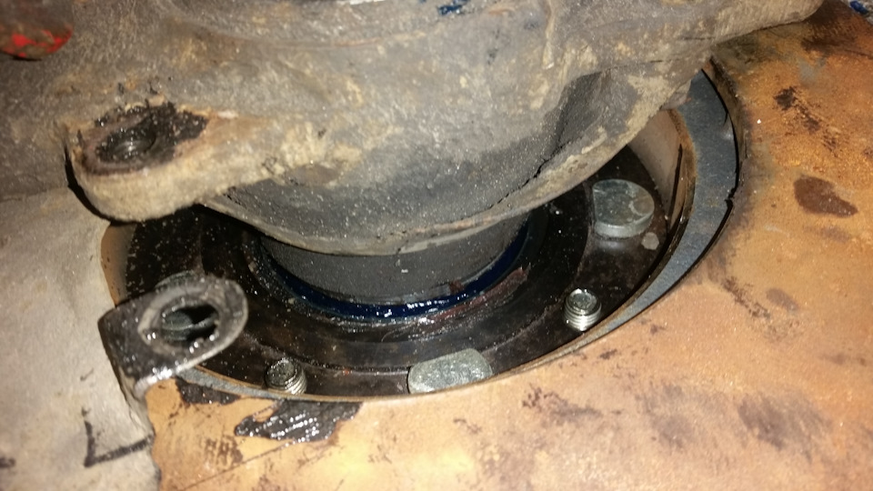 Зазор между ступицей и кулаком около 2х миллиметров, отсутствие пыльника тут не критично, но за ступичной гайкой пришлось гонца отправить )) — Chevrolet Niva (1G)