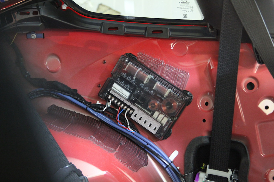 Bmw x5 combox. ребенок в желтом где усилитель. усилитель bmw g30. младенчик в желтом. ребенок в желтом где усилитель.