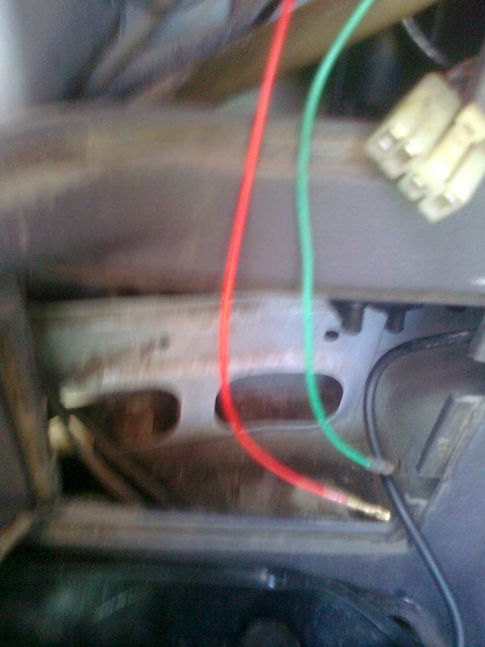 Отыскал под обшивкой разъём от штатной антенны, прозвонил его, красный провод постоянный плюс, бело-черный управление с майфуна. На антенне красный тоже постоянный плюс, зелёный -управление, ну и чёрный на массу. — Mitsubishi Eclipse (1G)