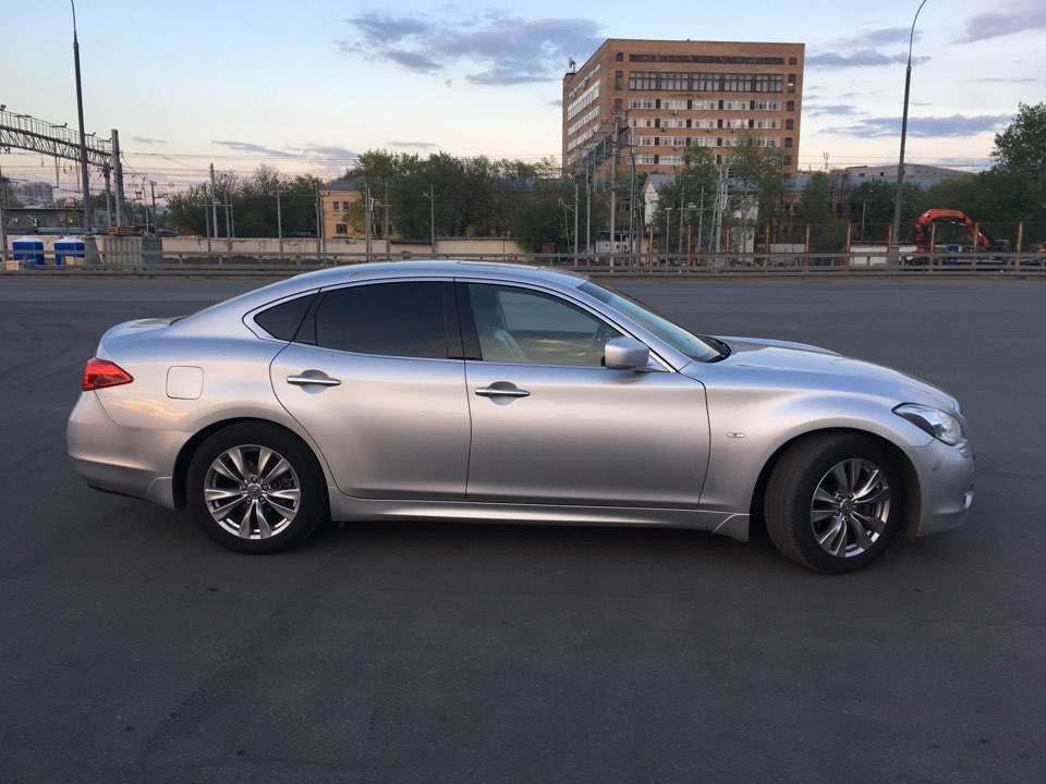 Infiniti m 37 vs Fuga