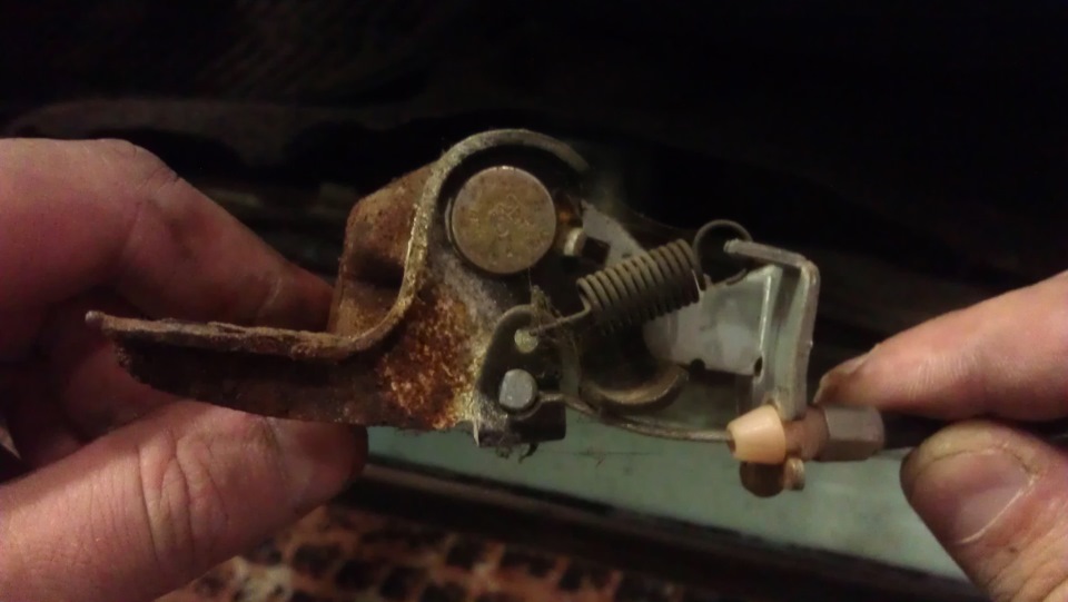 Отомился рычажок открывания дверцы бензобака — Toyota RAV4 (I), 2 л ...