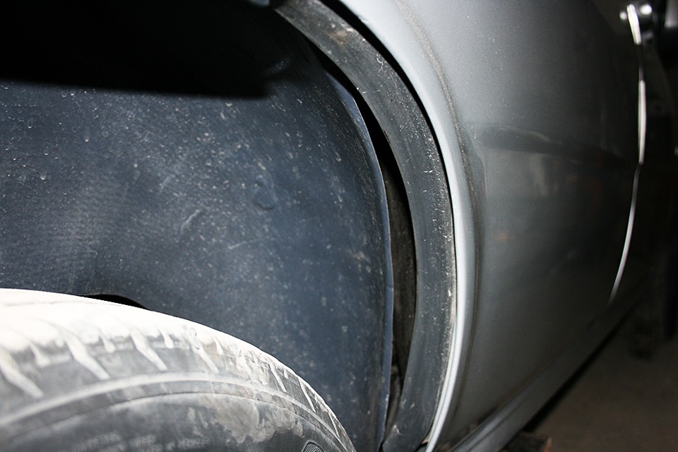 Вот такая щель впереди, в районе двери — узко отштамповали поляки. Может что попозже придумаю. Впрочем, все равно лучше, чем без защиты вообще. — FIAT Tempra