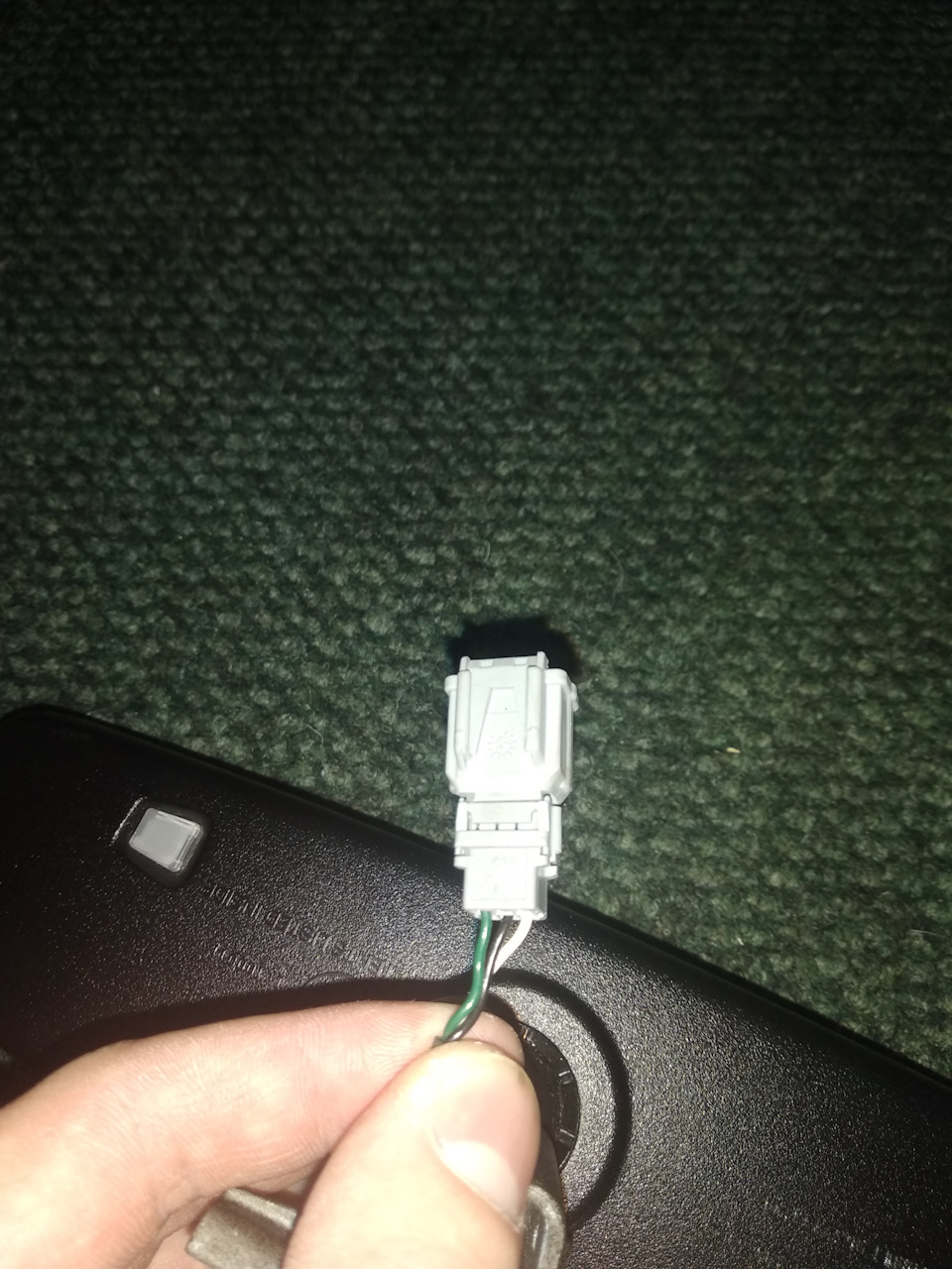 3 провода в фишке зеркале заднего вида. — Renault Scenic III, 2 л, 2011 ...