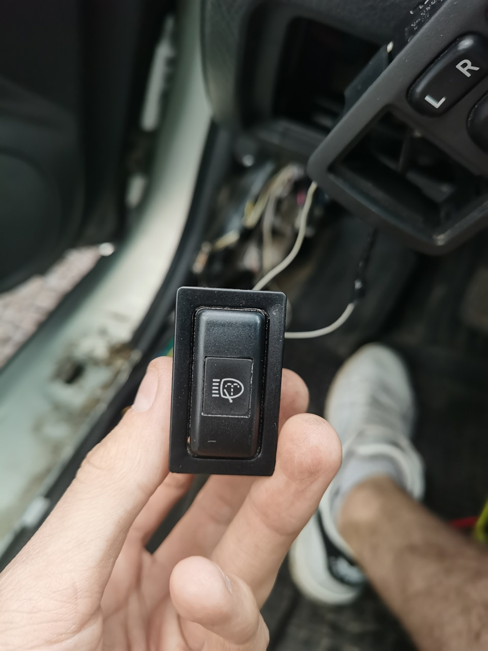 Замок и кнопка открывания багажника с салона — Toyota Avensis II, 2 л ...