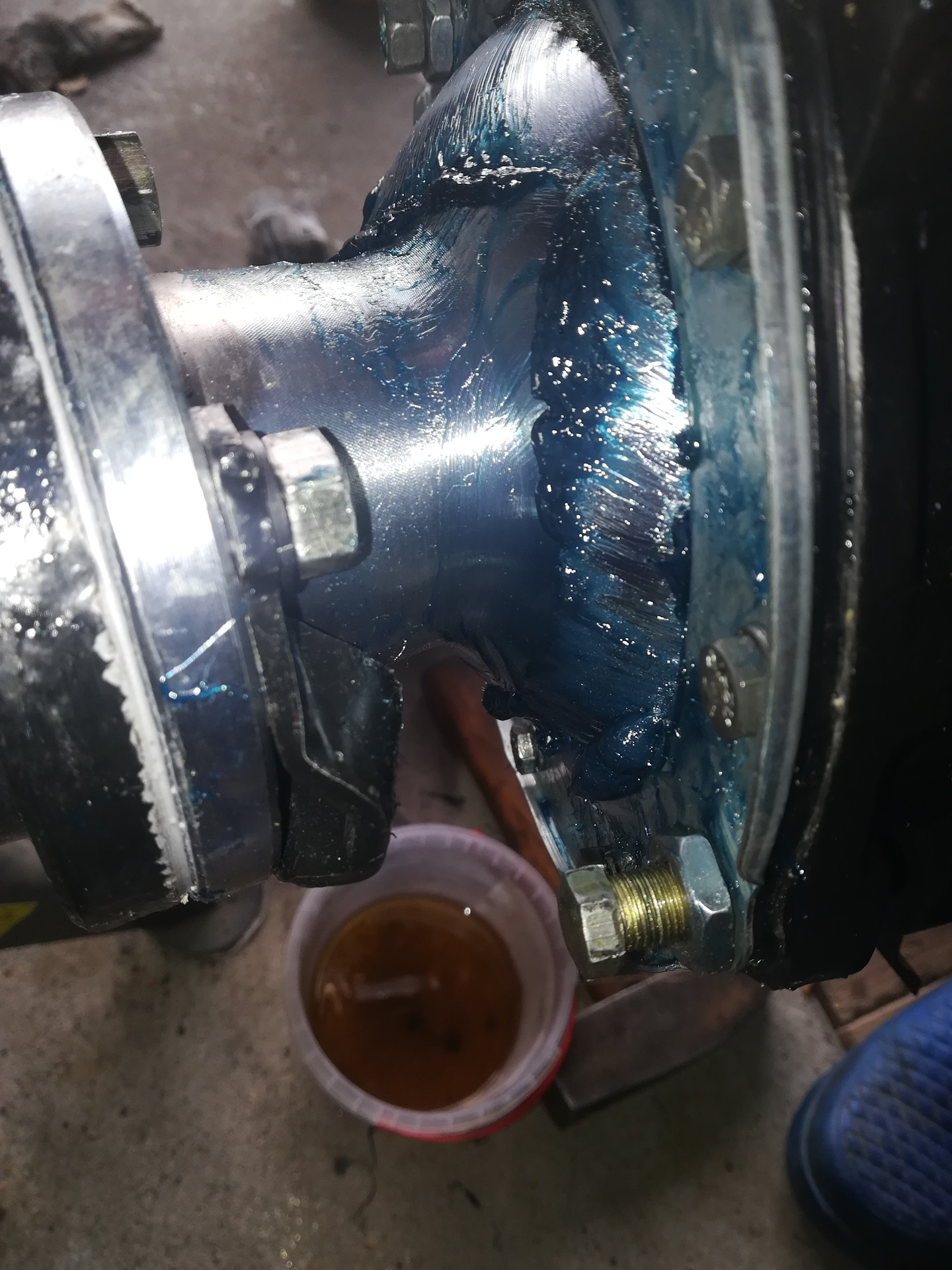 Сальник поворотного кулака уаз буханка. Замена пыльника поворотного кулака уаз. Смазка поворотного кулака уаз фермер 2023. Как набить смазку в шрус. Смазка поворотного кулака уаз.