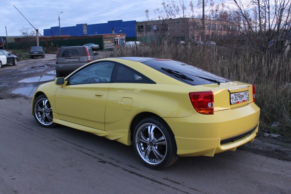 Toyota Celica желтая