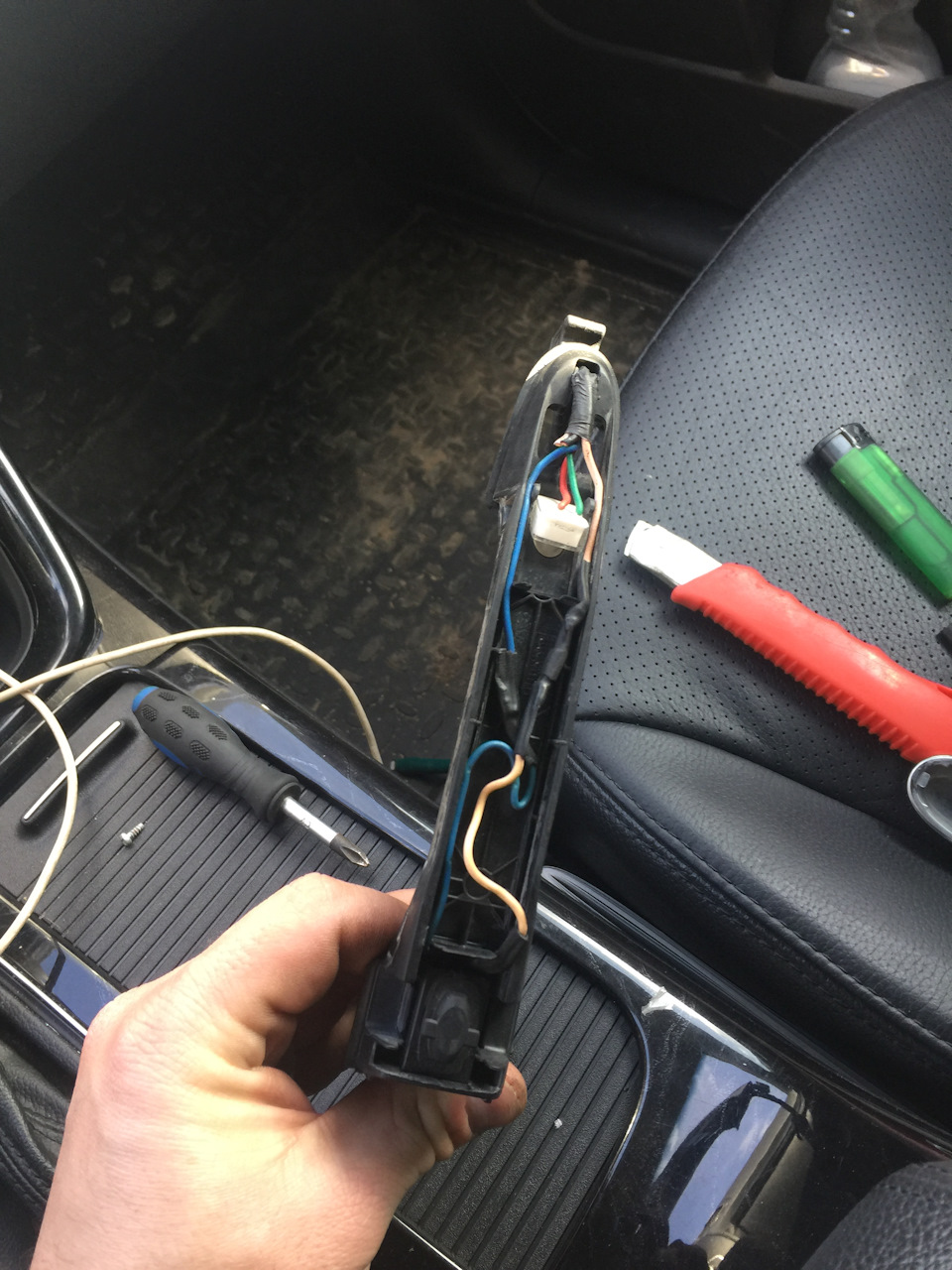 В итоге просто поменял платы местами и собрал все обратно. Попутно удалив антенну которая в задних ручках не нужна. Да и мешалась она в местах спайки проводов. — KIA Sorento (2G)