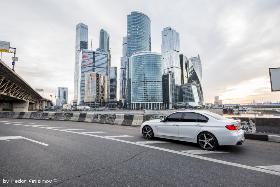 Бмв сити. BMW Москва Сити. Машины Москоу Сити. БМВ В Москве ночью Москва Сити. БМВ f30 Москов Сити.