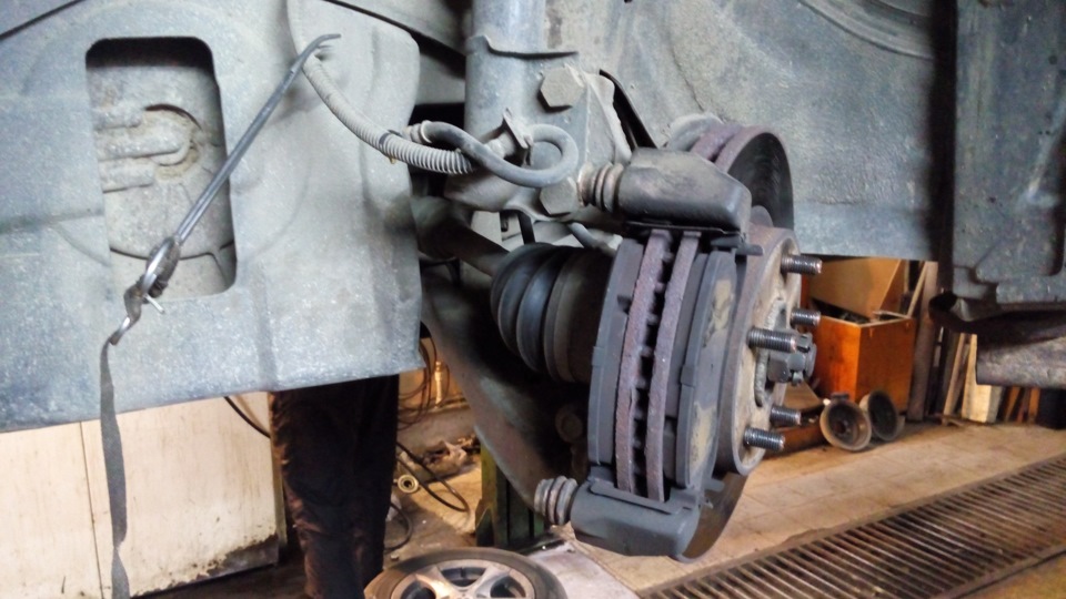 Хотел почистить и смазать направляющие, но перебрал суппорта! — DRIVE2