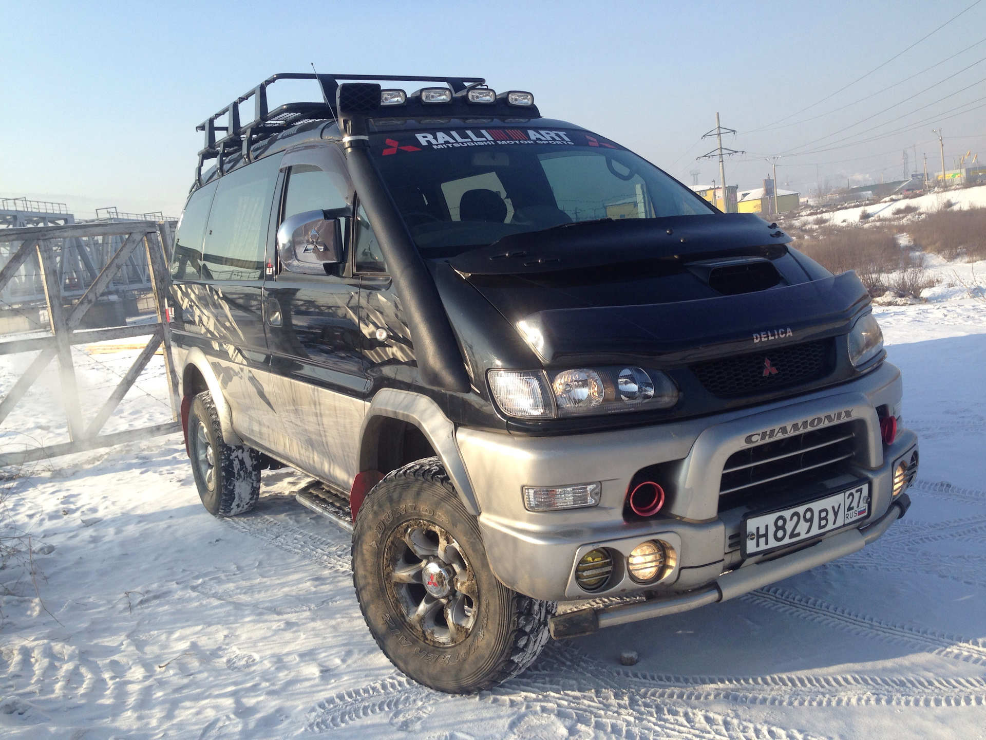 Delica с левым рулем. Mitsubishi Delica 4x4. Делика на 33 колесах. Мицубиси Делика бензин или дизель что лучше.