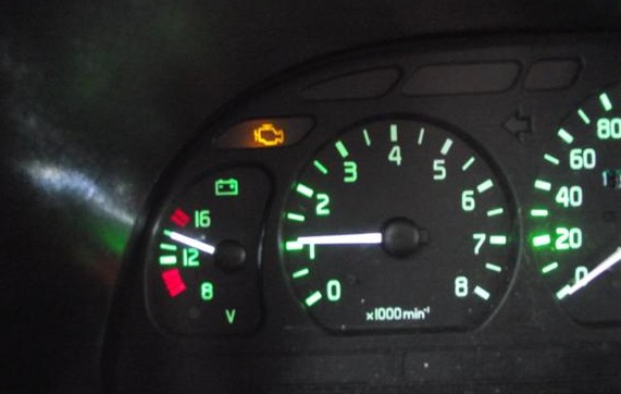 Напряжение при включенном ближнем свете и габаритах. — ГАЗ 31105