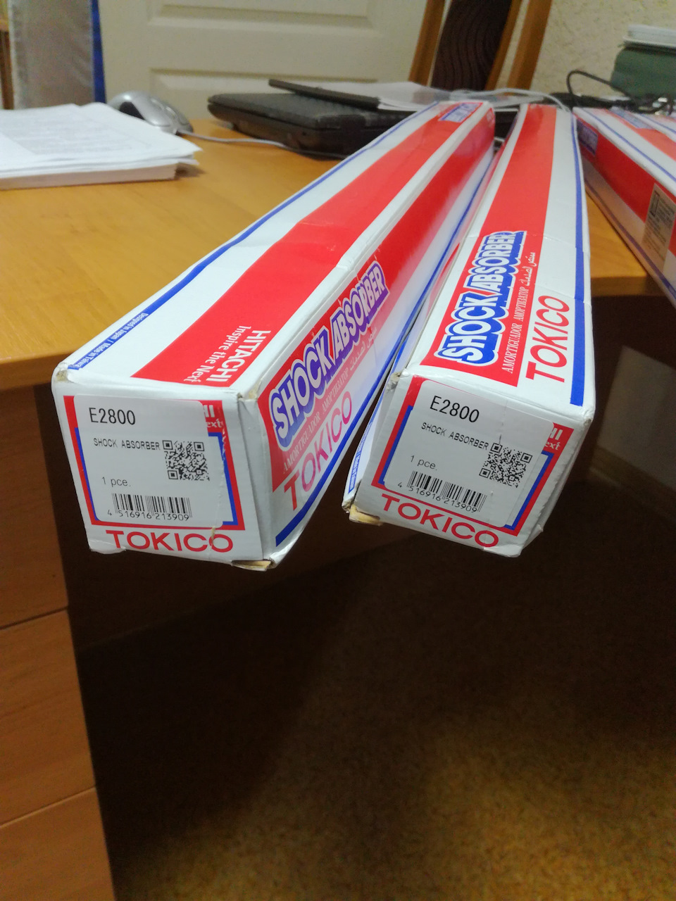 Амортизаторы митсубиси на ниву. 9ec1c39s 960. Амортизаторы митсубиси на ниву фото. Амортизаторы митсубиси на ниву-9ec1c39s 960. картинка Амортизаторы митсубиси на ниву. картинка 9ec1c39s 960. Давно хотел заняться подвеской на кроке. Она, конечно, не совсем отстойная, кое-в чем даже хороша, но в целом ей далеко до совершенства. Что мне нравилось — родная подвеска очень мягкая и комфортная на асфальте, особенно на плохом, где много щербин мелких ямок и неровностей. Проходишь над ними не замечая. Но есть и отрицательная сторона. Кузов излишне раскачивается, а когда попадаешь в крупные "неприятности"), такое впечатление, что одно колесо стремиться ехать влево, а другое — вправо. Ну и езда по гребенке просто убивает, плетешься 30 км/ч и весь салон при этом в режиме выбрации ). Так происходит и на новых машинах. на прошлую трехдверку ставил 214М амортизаторы — чуть жестче на асфальте, на гребенке та же песня. Ну вот, полапатив инет и произведя маркетинговое исследование потребительских свойств продукта, благодаря записям denriziy решил остановиться на амортизаторах от МПС производства Токико газ/масло, маркировка передних Е3560, задних Е2800.
