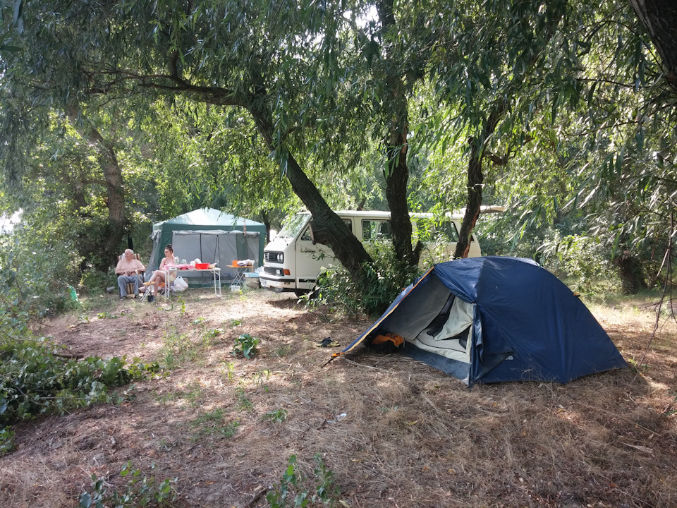 Отец с кумой смотрят за удочками… — Volkswagen Caravelle (T3)