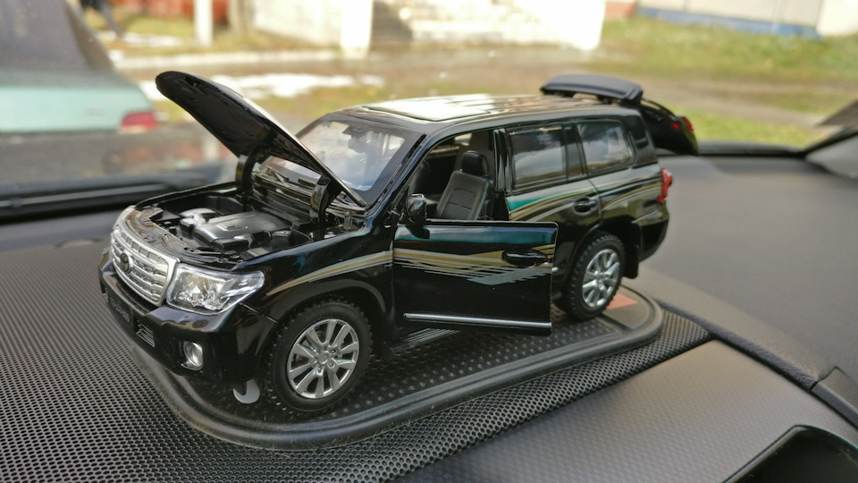 Toyota land cruiser 200 игрушка открываются двери