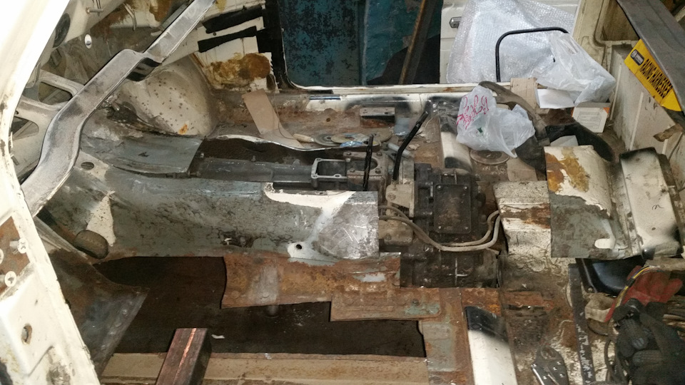Двигатель от ниссана на ниву. 9ec9a1s 960. Двигатель от ниссана на ниву фото. Двигатель от ниссана на ниву-9ec9a1s 960. картинка Двигатель от ниссана на ниву. картинка 9ec9a1s 960. И так, мотор и кпп занял свое окончательное положение в машине. Долго двигал его туда сюда, моторный щит резать не стал, уж слишком большая запара, он и так норм встает.Результат:Спереди вполне хватает места для родного радиатора