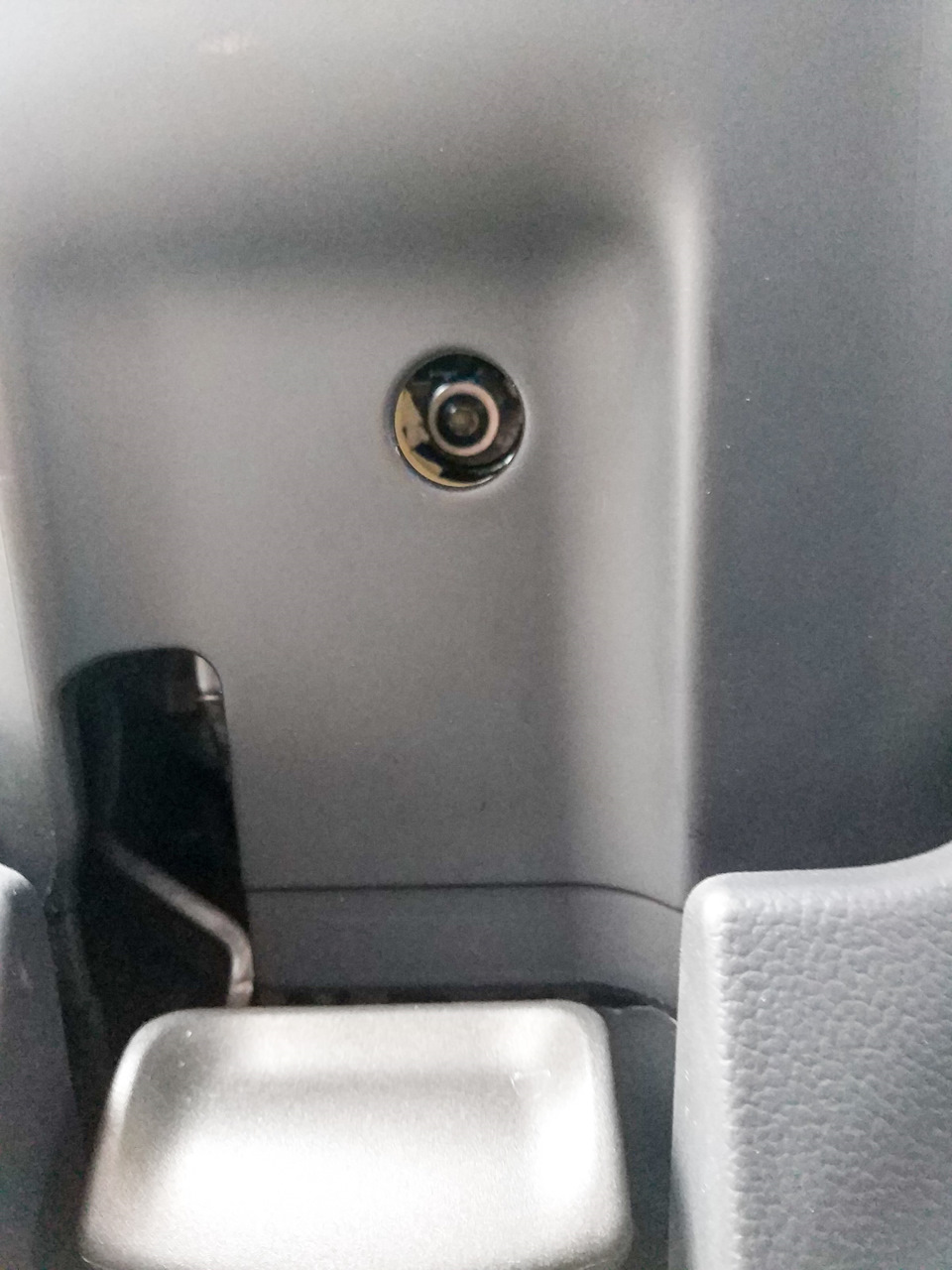 Откручиваем нижний болт крепления нижнего подрулевого кожуха, отщелкиваем пластиковые крепления и снимаем его — Audi A5 (1G)