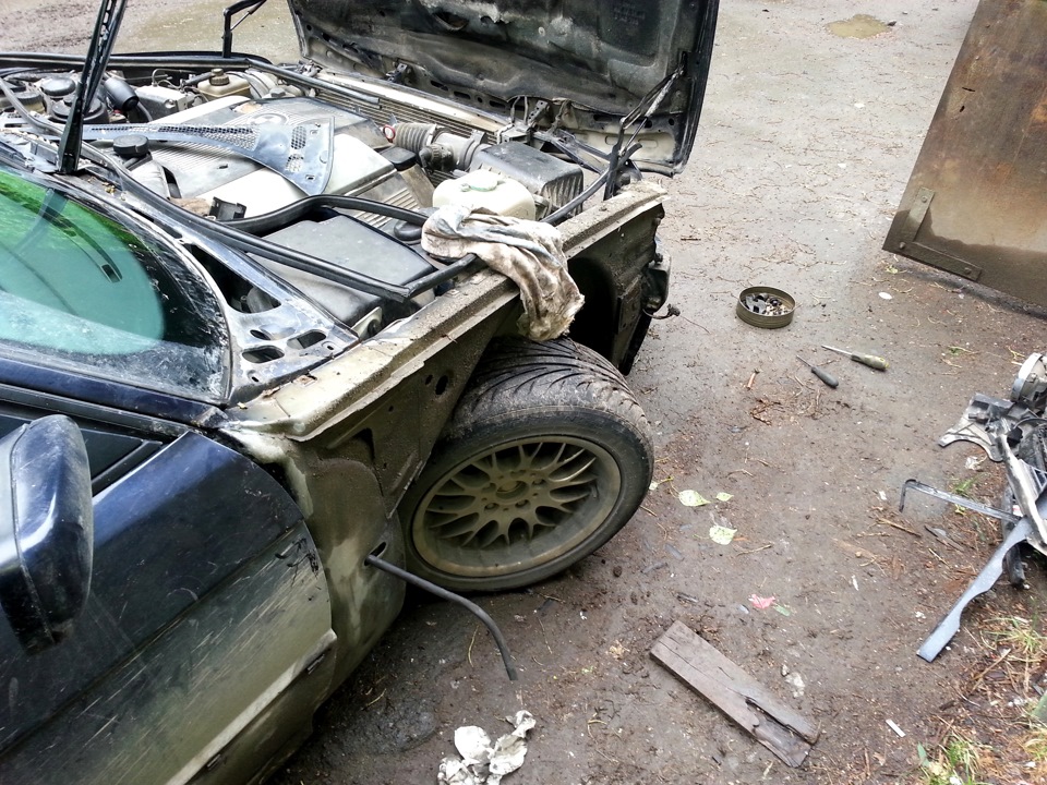 И пропихиваем окаменелого питона наружу… Далее вырезав отверстие в заглушке совершаем женитьбу шланга и резинки, затем ползем на левую сторону — BMW 5 series Touring (E34)