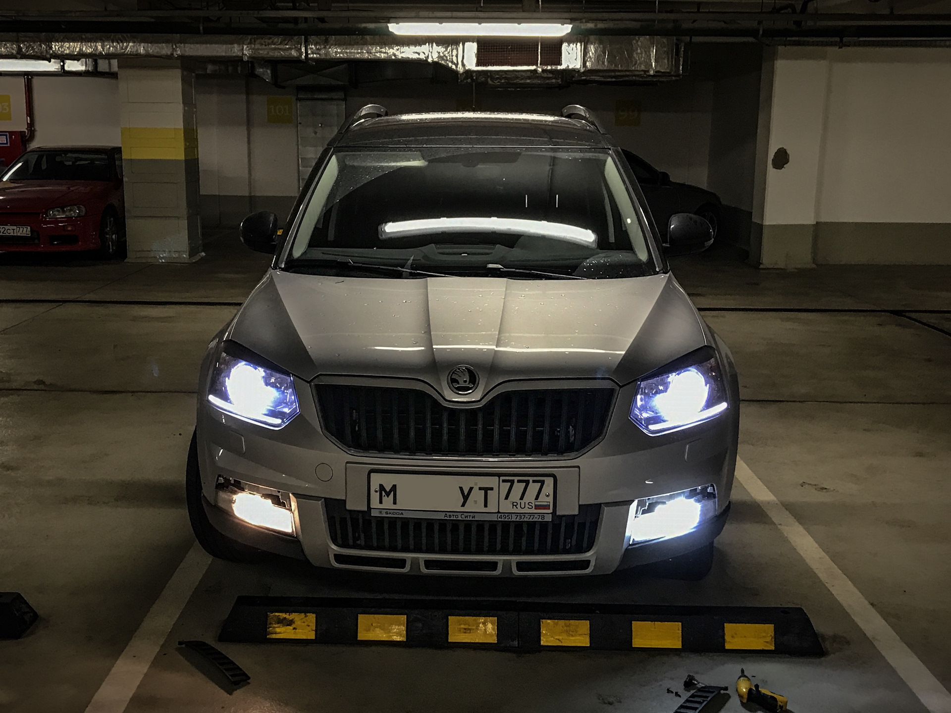 Фонари шкода йети. Skoda Yeti фара ксенон. Skoda Yeti led фары. Фары Skoda Yeti ретрофит. Led фонарь в Skoda Yeti.