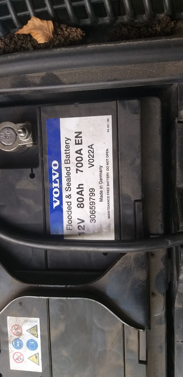 Старый — Volvo C30. Запчасти на фото: 30659799