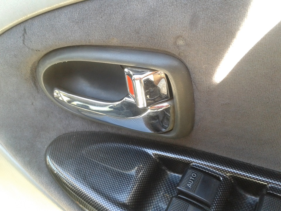 Королла 2008 ручка двери изнутри. Ручка Дастер внутренняя левая хром. Ручка внутренняя Мазда МПВ 2. Внутренняя ручка двери Тойота аурис 2008 не подпружинивается.