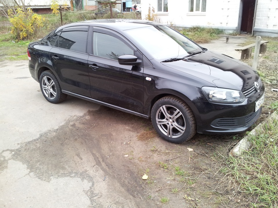 volkswagen polo sedan 2012 черный