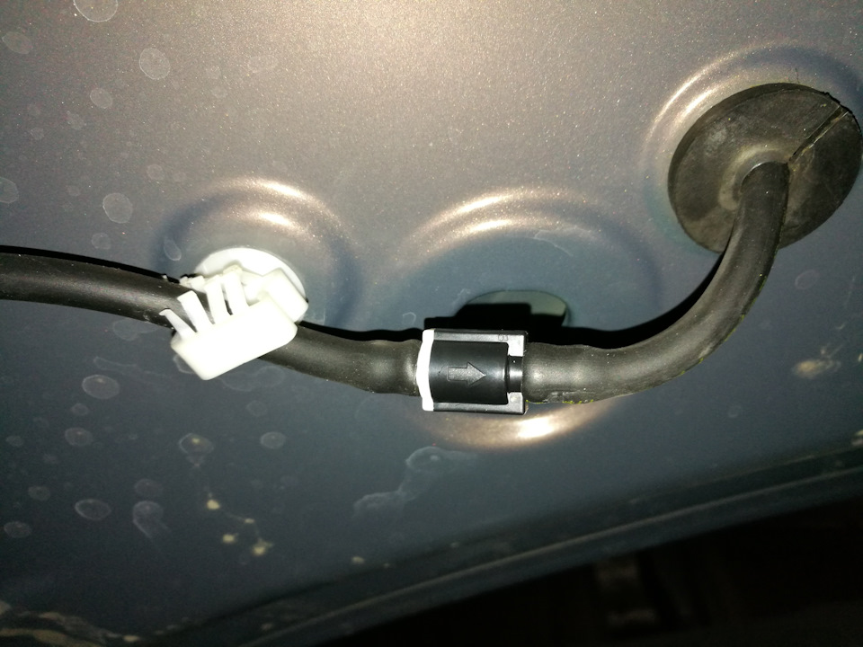 Установил под капотом в месте, где трубка ныряет в капот. — Lada Vesta (1G)