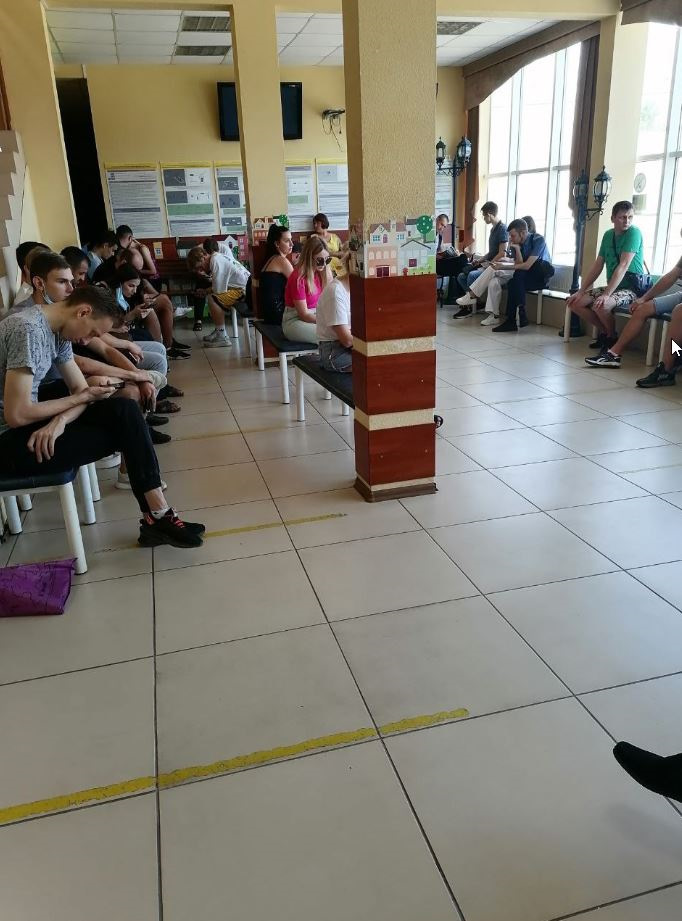 В ожидании сдачи экзамена по теории, людей уже мало, почти конец рабочего дня — KIA Rio 5-door (3G)