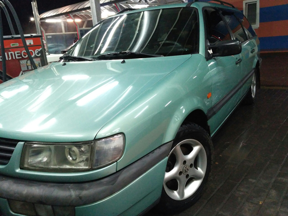 Заехал на мойку самообслуживания отодрал грязь, одного жетона не хватило, домывал уже тряпкой =( — Volkswagen Passat Variant (B4)