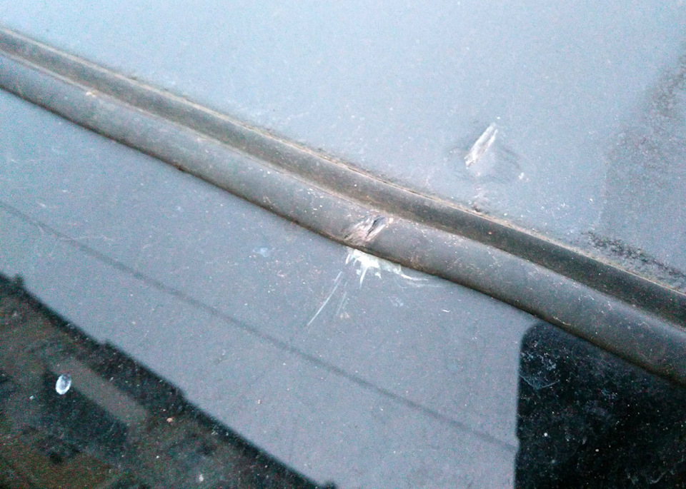 Камень попал в молдинг, но от этой точки трещины расползлись по всему стеклу — SsangYong Rodius