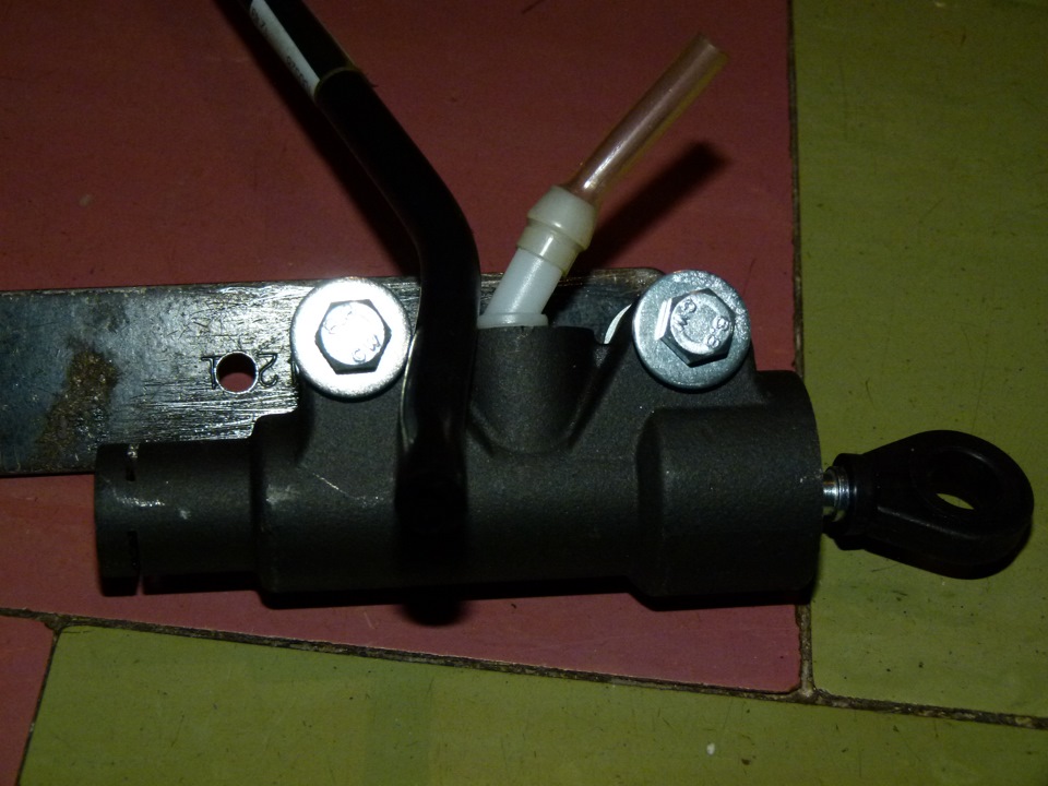 Главный цилиндр сцепления rover 75 седан 1. Цилиндр сцепления ровер 75. Цилиндр сцепления ровер 75. Главный цилиндр сцепления ровер 75. Гцс ровер 75.